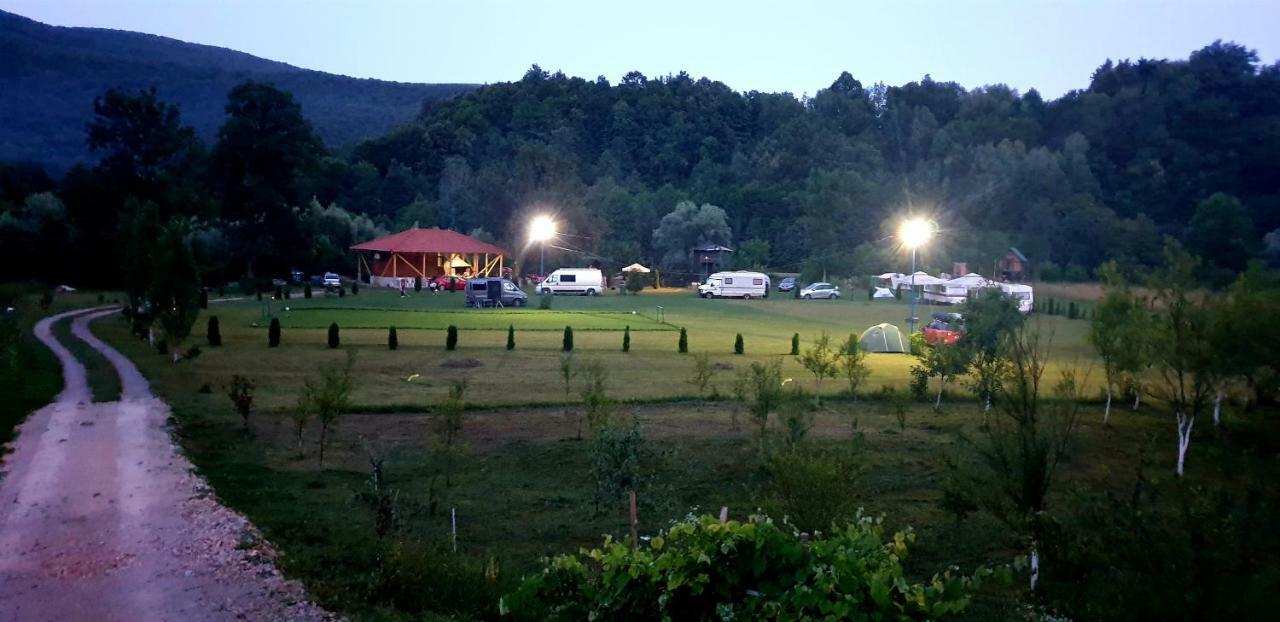 Hotel Auto Kamp Lav Kulen Vakuf Esterno foto